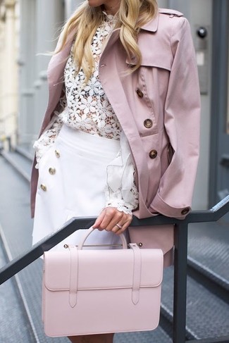 Look alla moda per donna: Trench rosa, Camicetta manica lunga di pizzo bianca, Gonna a trapezio bianca, Cartella in pelle rosa