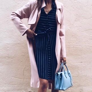 Come indossare e abbinare un vestito chemisier a righe verticali blu scuro: Prova ad abbinare un vestito chemisier a righe verticali blu scuro con un trench rosa per un look semplice, da indossare ogni giorno.