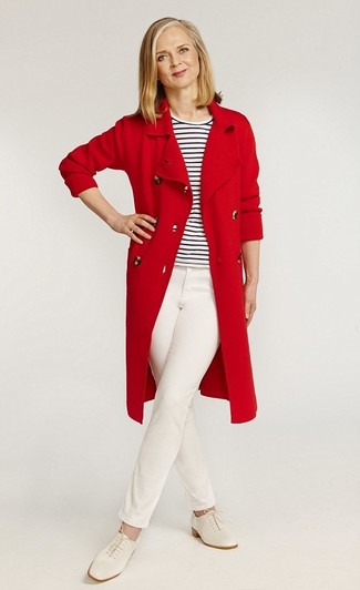 Look alla moda per donna: Trench rosso, T-shirt girocollo a righe orizzontali bianca e nera, Jeans bianchi, Scarpe oxford in pelle beige