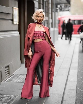 Come indossare e abbinare pantaloni rossi per una donna di 30 anni: Scegli un trench rosso e pantaloni rossi per un look semplice ed elegante.