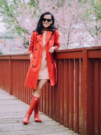 Quale trench indossare con stivali di gomma rossi in modo smart-casual: Abbina un trench con un vestito a trapezio beige per un look ordinato e appropriato. Mettiti un paio di stivali di gomma rossi per un tocco più rilassato.