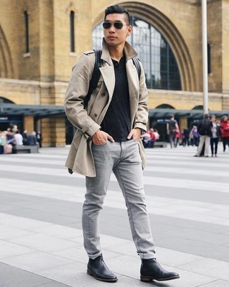 Quale jeans indossare con un trench marrone chiaro in autunno 2024: Opta per un trench marrone chiaro e jeans per un abbigliamento elegante ma casual. Calza un paio di stivali chelsea in pelle neri per un tocco virile. Ideale per questa stagione autunnale, ovviamente!