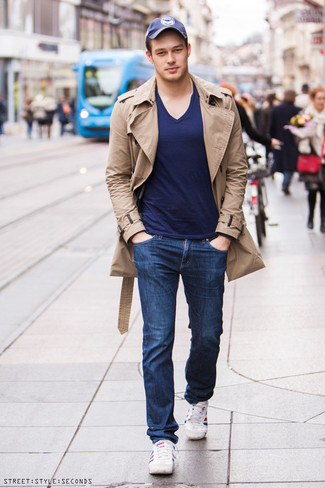 Come indossare e abbinare un trench beige con jeans blu scuro: Indossa un trench beige con jeans blu scuro per creare un look smart casual. Indossa un paio di sneakers basse a righe orizzontali bianche e rosse e blu scuro per avere un aspetto più rilassato.