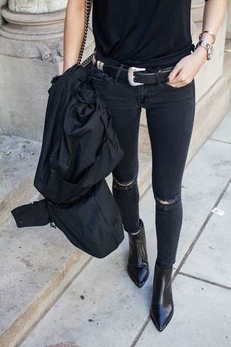 Quale jeans aderenti indossare con un trench nero: Potresti indossare un trench nero e jeans aderenti per un look raffinato per il tempo libero. Stivaletti in pelle neri sono una interessante scelta per completare il look.