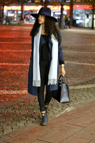 Come indossare e abbinare una sciarpa argento per una donna di 30 anni: Potresti combinare un trench blu scuro con una sciarpa argento per una sensazione di semplicità e spensieratezza. Stivaletti in pelle neri sono una gradevolissima scelta per completare il look.