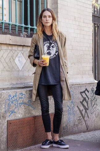 Look alla moda per donna: Trench marrone chiaro, T-shirt girocollo stampata blu scuro, Jeans aderenti neri, Sneakers basse nere