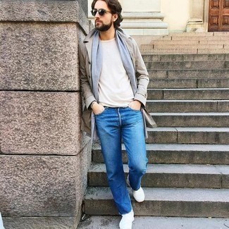 Come indossare e abbinare un trench argento per un uomo di 30 anni in modo casual: Opta per un trench argento e jeans blu, perfetto per il lavoro. Mettiti un paio di scarpe sportive bianche per avere un aspetto più rilassato.