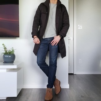 Quale jeans indossare con chukka marroni in modo smart-casual: Scegli un outfit composto da un trench marrone scuro e jeans per essere elegante ma non troppo formale. Indossa un paio di chukka marroni per avere un aspetto più rilassato.