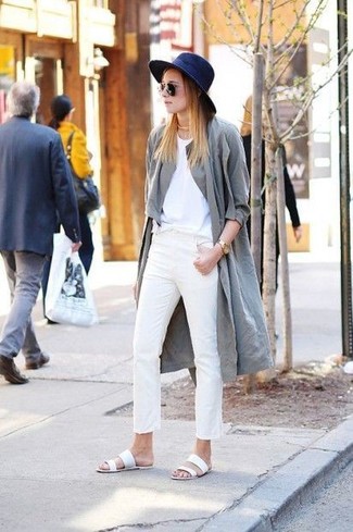 Look alla moda per donna: Trench grigio, T-shirt girocollo bianca, Pantaloni skinny bianchi, Sandali gladiatore in pelle bianchi