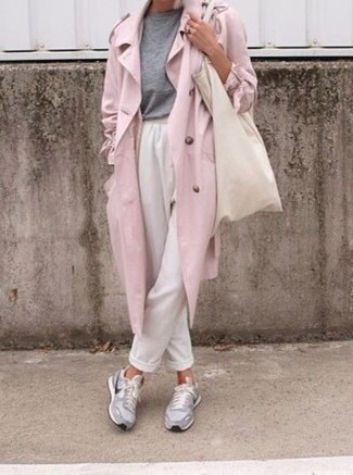 Come indossare e abbinare una borsa di tela per una donna di 30 anni: Indossa un trench rosa con una borsa di tela per un pigro brunch domenicale. Per un look più rilassato, mettiti un paio di scarpe sportive grigie.