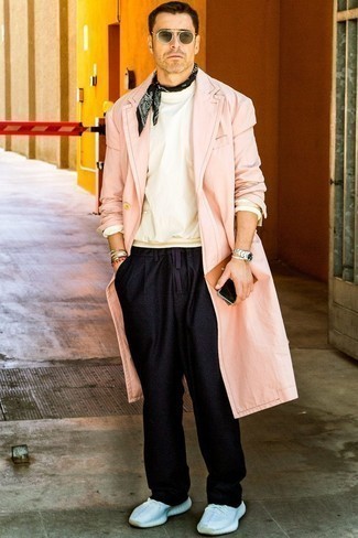 Come indossare e abbinare chino neri per un uomo di 40 anni quando fa caldo in modo casual: Combina un trench rosa con chino neri per essere elegante ma non troppo formale. Scarpe sportive bianche renderanno il tuo look davvero alla moda.
