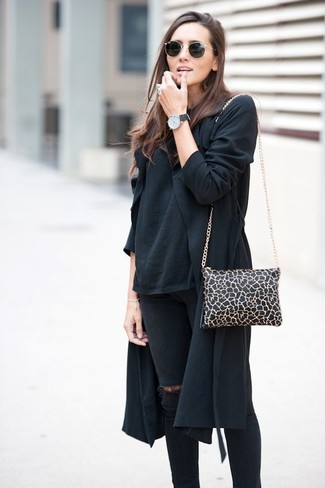 Come indossare e abbinare una borsa a tracolla leopardata nera: Vestiti con un trench nero e una borsa a tracolla leopardata nera per essere casual.