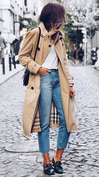 Come indossare e abbinare un trench beige in modo smart-casual: Un trench beige e jeans azzurri sono un outfit perfetto da sfoggiare nel tuo guardaroba. Mocassini eleganti in pelle neri sono una validissima scelta per completare il look.