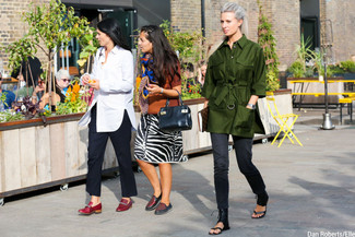 Come indossare e abbinare jeans grigi in modo smart-casual: Mostra il tuo stile in un trench verde oliva con jeans grigi per vestirti casual. Opta per un paio di sandali piatti in pelle neri per un tocco più rilassato.