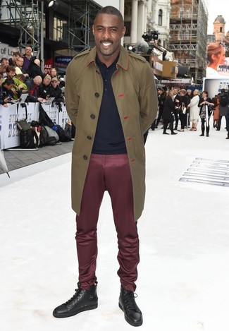 Look di Idris Elba: Trench verde oliva, Polo blu scuro, Chino bordeaux, Sneakers alte in pelle marrone scuro