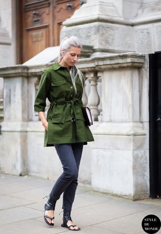 Come indossare e abbinare un trench verde oliva per una donna di 30 anni: Indossa un trench verde oliva con jeans aderenti blu scuro per un look raffinato. Se non vuoi essere troppo formale, mettiti un paio di infradito in pelle neri.