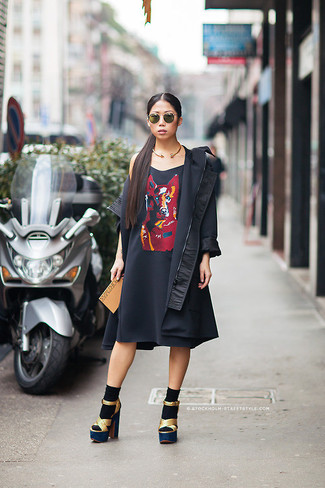 Look alla moda per donna: Trench nero, Vestito casual stampato nero, Sandali con tacco in pelle dorati, Calzini neri