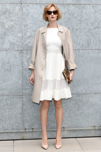 Look alla moda per donna: Trench beige, Vestito svasato bianco, Décolleté in pelle beige, Pochette in pelle dorata