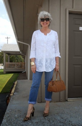 Quale décolleté indossare con jeans blu scuro per una donna di 50 anni: Questa combinazione di una tunica di pizzo bianca e jeans blu scuro è perfetta per il tempo libero. Questo outfit si abbina perfettamente a un paio di décolleté.