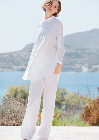 Come indossare e abbinare una tunica bianca: Vestiti con una tunica bianca e pantaloni larghi di lino bianchi per un look ordinato e appropriato.