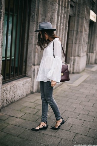 Come indossare e abbinare un borsalino per una donna di 30 anni: Abbina una tunica di lino bianca con un borsalino per un'atmosfera casual-cool. Ballerine in pelle nere sono una eccellente scelta per completare il look.