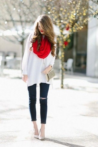 Come indossare e abbinare una sciarpa rossa e blu scuro in primavera 2025: Abbina una tunica di lana bianca con una sciarpa rossa e blu scuro per essere casual. Completa questo look con un paio di décolleté con paillettes dorati. È buona idea per la primavera!