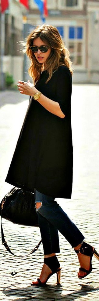 Come indossare e abbinare jeans strappati per una donna di 30 anni: Mostra il tuo stile in una tunica nera con jeans strappati per un look raffinato per il tempo libero. Sandali con tacco in pelle neri sono una valida scelta per completare il look.