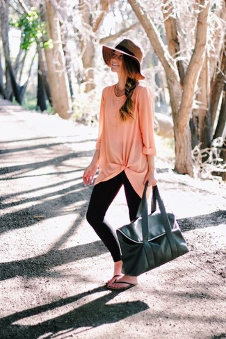 Come indossare e abbinare infradito neri: Metti una tunica di chiffon rosa e leggings neri per affrontare con facilità la tua giornata. Scegli un paio di infradito neri come calzature per avere un aspetto più rilassato.