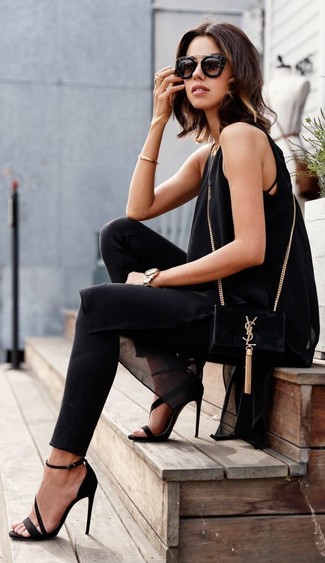 Quale tunica indossare con leggings neri quando fa caldo: Prova ad abbinare una tunica con leggings neri per creare un look raffinato e glamour. Sandali con tacco in pelle scamosciata neri sono una splendida scelta per completare il look.