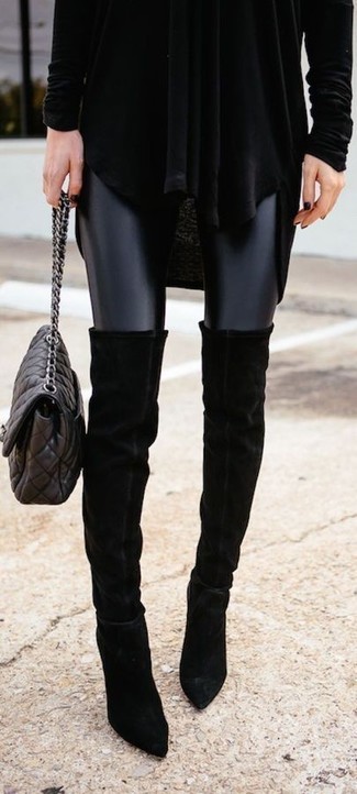 Come indossare e abbinare una borsa nera quando fa caldo in modo smart-casual: Combina una tunica di lana nera con una borsa nera per un outfit inaspettato. Un bel paio di stivali sopra il ginocchio in pelle scamosciata neri è un modo semplice di impreziosire il tuo look.