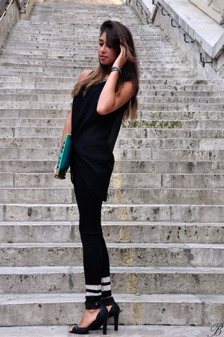 Look alla moda per donna: Tunica in rete nera, Pantaloni skinny a righe orizzontali neri e bianchi, Sandali con tacco in pelle neri, Pochette in pelle stampata blu