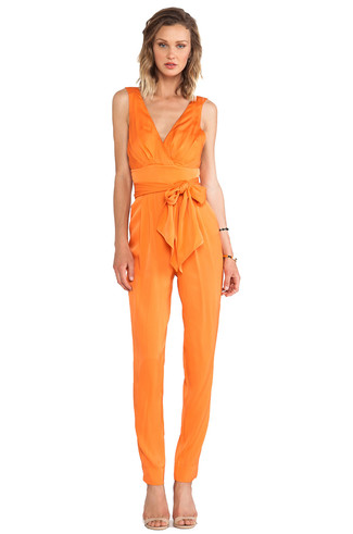 Come indossare e abbinare una tuta arancione quando fa freddo: Scegli un outfit composto da una tuta arancione e sarai un vero sballo. Sandali con tacco in pelle beige sono una eccellente scelta per completare il look.