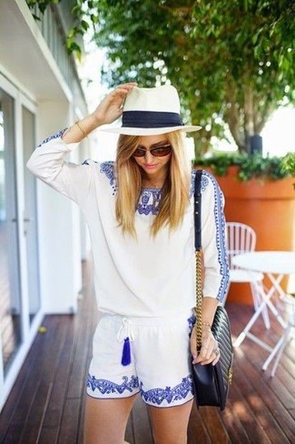 Come indossare e abbinare un borsalino di paglia bianco per una donna di 30 anni quando fa caldo: Combina una tuta corta ricamata bianca e blu con un borsalino di paglia bianco per un look comfy-casual.