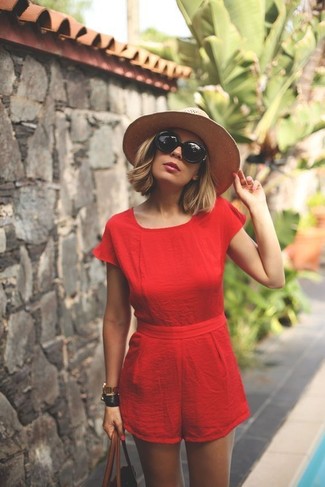 Come indossare e abbinare un gioiello quando fa freddo: Scegli una tuta corta rossa e un gioiello per un look comfy-casual.