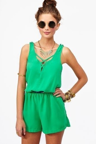Come indossare e abbinare una collana dorata per una donna di 30 anni quando fa gelo in modo casual: Prova ad abbinare una tuta corta verde con una collana dorata per un look perfetto per il weekend.