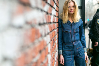 Come indossare e abbinare una tuta di jeans blu scuro per una donna di 20 anni quando fa caldo: Scegli un outfit composto da una tuta di jeans blu scuro per un look raffinato.