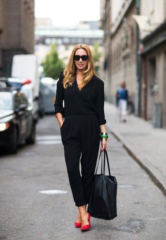 Come indossare e abbinare décolleté bordeaux: Metti una tuta nera per un outfit che si fa notare. Questo outfit si abbina perfettamente a un paio di décolleté bordeaux.