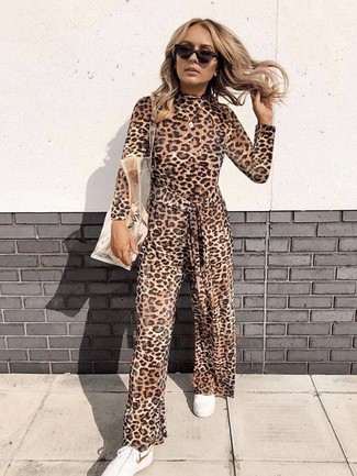Come indossare e abbinare una tuta leopardata quando fa gelo: Opta per una tuta leopardata per un look comfy-casual. Sneakers basse bianche sono una valida scelta per completare il look.