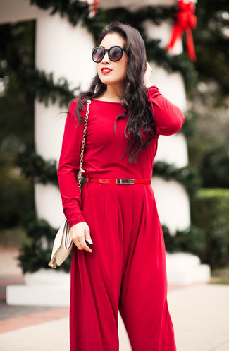 Come indossare e abbinare una cintura in pelle rossa per una donna di 30 anni quando fa gelo: Scegli un outfit composto da una tuta rossa e una cintura in pelle rossa per un'atmosfera casual-cool.