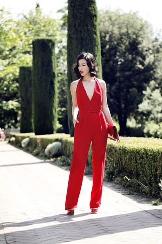 Quale tuta indossare con décolleté rossi in estate 2024: Scegli una tuta per essere trendy e seducente. Décolleté rossi sono una splendida scelta per completare il look. Questo è il look must have per l’estate.