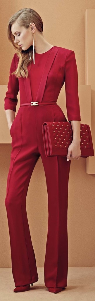 Come indossare e abbinare una pochette bordeaux quando fa freddo: Per un outfit della massima comodità, indossa una tuta rossa con una pochette bordeaux. Décolleté in pelle rossi sono una buona scelta per completare il look.