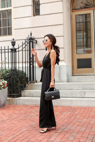 Come indossare e abbinare una borsa trapuntata quando fa caldo: Opta per il comfort in una tuta nera e una borsa trapuntata. Sandali con tacco in pelle neri sono una eccellente scelta per completare il look.