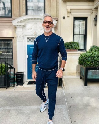 Come indossare e abbinare una tuta sportiva blu per un uomo di 50 anni: Scegli una tuta sportiva blu per una sensazione di semplicità e spensieratezza. Sfodera il gusto per le calzature di lusso e scegli un paio di scarpe sportive azzurre.