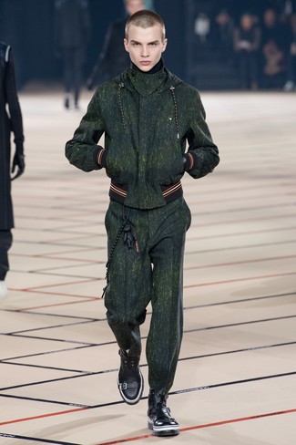 Look alla moda per uomo: Tuta sportiva verde scuro, Stivali casual in pelle neri