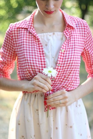 Come indossare e abbinare una camicia rossa quando fa caldo: Abbina una camicia rossa con un vestito a pieghe a fiori bianco per un pranzo domenicale con gli amici.