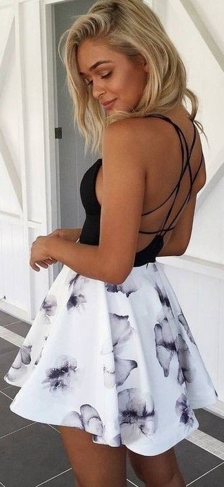 Come indossare e abbinare un vestito a pieghe a fiori bianco e nero in estate 2024: Mostra il tuo stile in un vestito a pieghe a fiori bianco e nero per un fantastico look da sfoggiare nel weekend. Questo è l'outfit stupendo per i mesi estivi.