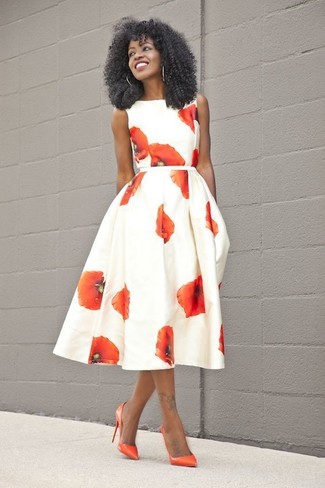 Come indossare e abbinare un vestito a pieghe bianco: Punta su un vestito a pieghe bianco per un look trendy e alla mano. Décolleté in pelle arancioni sono una buona scelta per completare il look.
