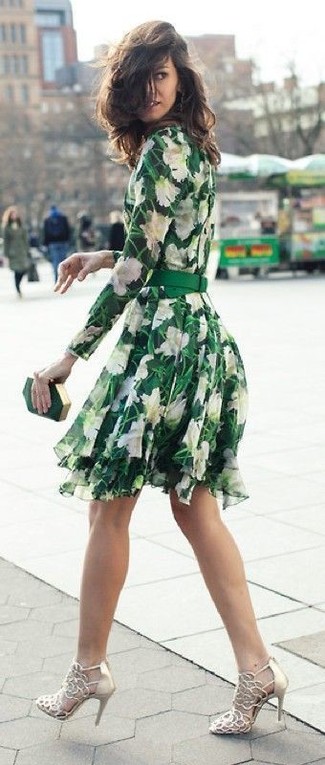Come indossare e abbinare una borsa verde per una donna di 30 anni: Mostra il tuo stile in un vestito a pieghe a fiori verde con una borsa verde per un look comfy-casual. Completa questo look con un paio di décolleté in pelle tagliati dorati.