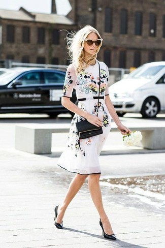 Vestito a pieghe a fiori bianco di AX Paris