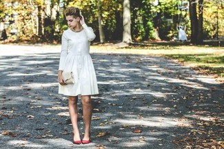 Come indossare e abbinare un vestito a pieghe bianco: Potresti indossare un vestito a pieghe bianco per creare un look raffinato e glamour. Un paio di décolleté in pelle scamosciata rossi si abbina alla perfezione a una grande varietà di outfit.